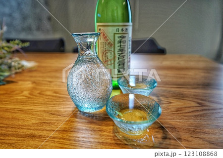 日本酒と徳利 お猪口 日本酒と徳利 お猪口 123108868