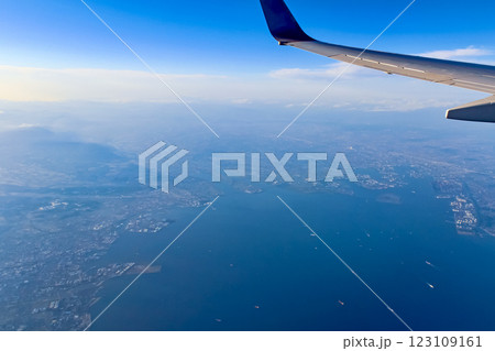 <乗り物>高松から羽田へ向かう飛行機から望む伊勢湾 <乗り物>高松から羽田へ向かう飛行機から望む伊勢湾 123109161