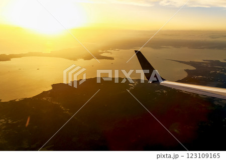 <乗り物>高松から羽田へ向かう飛行機から望む夕焼けと東京湾 <乗り物>高松から羽田へ向かう飛行機から望む夕焼けと東京湾 123109165