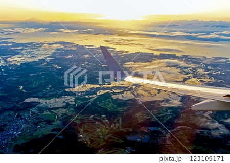 <乗り物>高松から羽田へ向かう飛行機から望む夕焼けと遠くに見える富士山 <乗り物>高松から羽田へ向かう飛行機から望む夕焼けと遠くに見える富士山 123109171