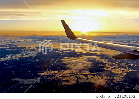 ＜乗り物＞高松から羽田へ向かう飛行機から望む夕焼けと遠くに見える富士山 123109172
