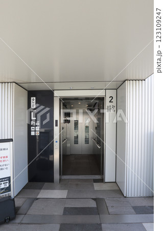 羽田イノベーションシティの1Fパーキングと2Fコリドーを昇降する屋外用エレベーター 123109247