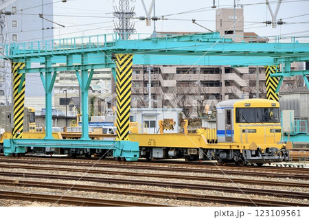 笠寺駅のレールセンターにてレールを積み込むキヤ97 123109561