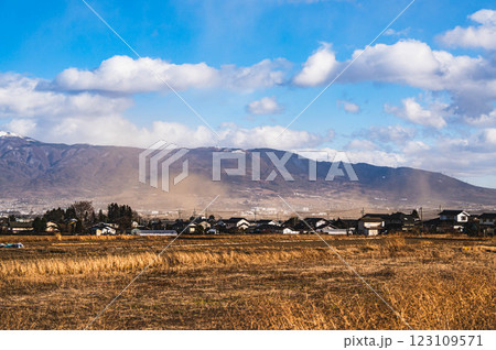 砂埃舞う田舎の風景 砂埃舞う田舎の風景 123109571