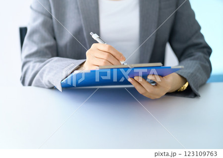 アンケートに答えるクリップボードを持った若い女性のパーツカット撮影協力:スカパー東京メディアセンター アンケートに答えるクリップボードを持った若い女性のパーツカット撮影協力:スカパー東京メディアセンター 123109763