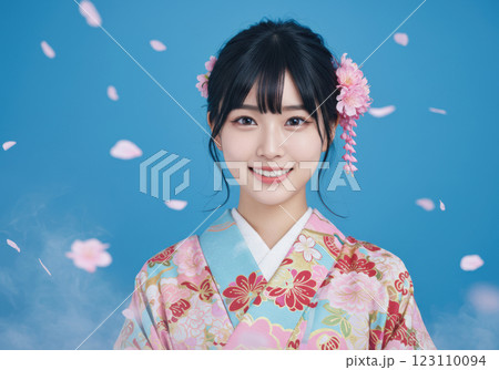 桜吹雪の中でカメラ目線で微笑む和服姿の若い女性（AI生成画像） 123110094
