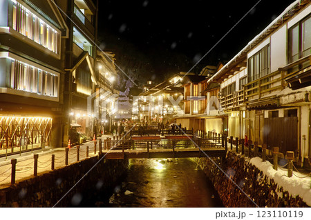 冬の銀山温泉・夜景（山形県・尾花沢市） 123110119