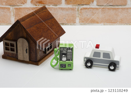 110番通報と住宅に駆け付けるパトカー 110番通報と住宅に駆け付けるパトカー 123110249