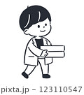 二冊の本を運んでいる白衣を着た子供博士 123110547