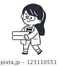 二冊の本を運んでいる白衣を着た子供博士 123110551