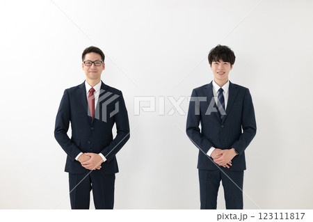 スーツを着たビジネスマン2人 スーツを着たビジネスマン2人 123111817