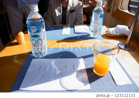 【おれんじ食堂 クルージング・サンセットディナー】旅の始まりを彩るミネラルウォーターとみかんジュース 【おれんじ食堂 クルージング・サンセットディナー】旅の始まりを彩るミネラルウォーターとみかんジュース 123112131