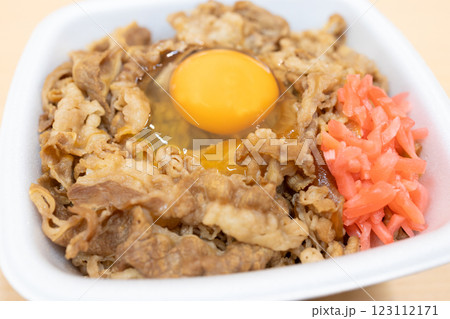 紅生姜を添えた、生卵のせの美味しい牛丼弁当 紅生姜を添えた、生卵のせの美味しい牛丼弁当 123112171