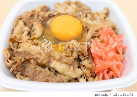 紅生姜を添えた、生卵のせの美味しい牛丼弁当 紅生姜を添えた、生卵のせの美味しい牛丼弁当 123112172