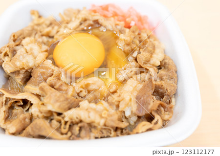 紅生姜を添えた、生卵のせの美味しい牛丼弁当 123112177
