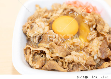 紅生姜を添えた、生卵のせの美味しい牛丼弁当 123112178