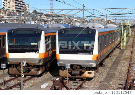 豊田車両センターに留置中の青梅線・五日市線E233系電車（東京都日野市） 123112547