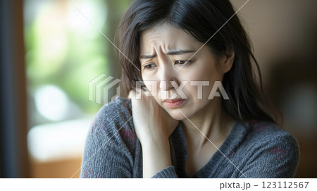 肩こりに悩む日本人女性（生成AI画像） 123112567