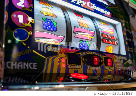 スロットマシン　大当たり　 123112658