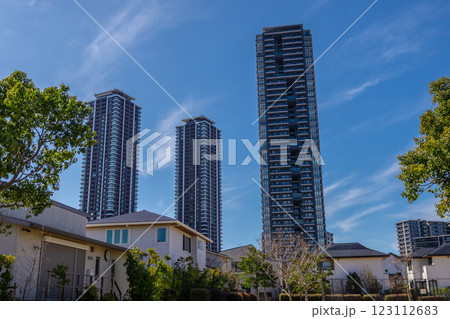 開発が進む福岡県の東区のアイランドシティ　戸建ての屋根と高層マンション 123112683