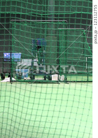 阪神鳴尾浜球場のピッチングマシーンと防球ネット 阪神鳴尾浜球場のピッチングマシーンと防球ネット 123112755