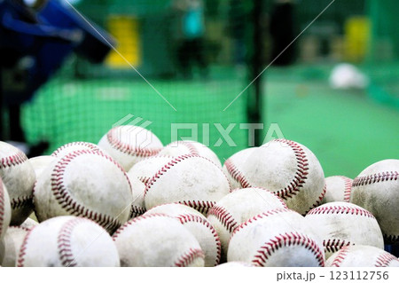 阪神鳴尾浜球場の室内練習場と野球ボール 123112756