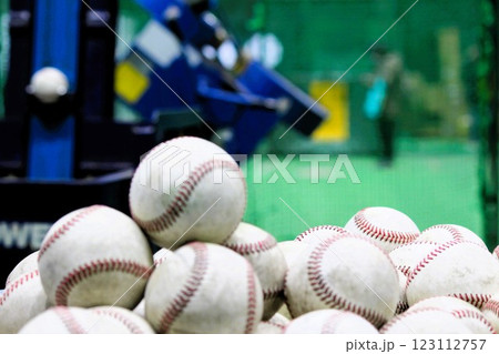 阪神鳴尾浜球場のピッチングマシーンと野球ボール 阪神鳴尾浜球場のピッチングマシーンと野球ボール 123112757