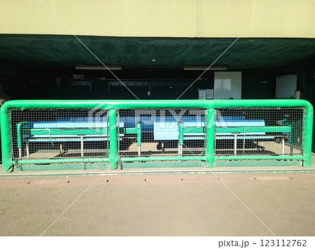 阪神鳴尾浜球場のグラウンドから見た選手ベンチ 阪神鳴尾浜球場のグラウンドから見た選手ベンチ 123112762