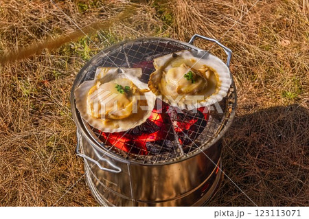 焼き帆立貝　Outdoors Grilling scallops over charcoal 123113071