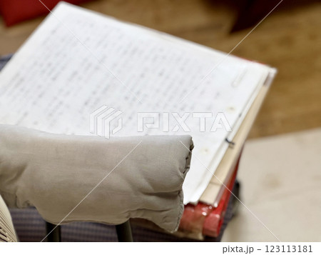 椅子の上に置かれた手書きの原稿 椅子の上に置かれた手書きの原稿 123113181