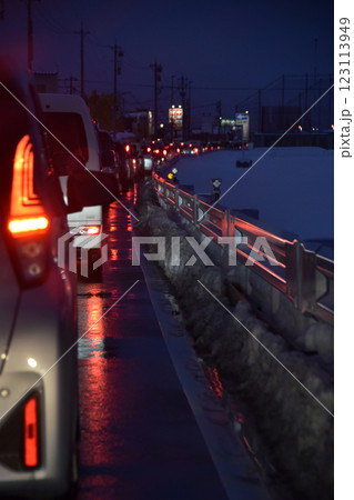 夜の雪道の運転 夜の雪道の運転 123113949