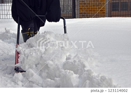 除雪作業をする人 除雪作業をする人 123114002