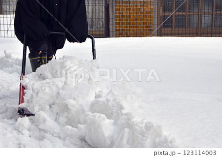 除雪作業をする人 除雪作業をする人 123114003