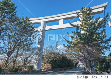 寒川神社の表参道　第二鳥居 123114041