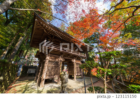 【第八十八番札所】秋の大窪寺 山門と紅葉【四国八十八箇所】 【第八十八番札所】秋の大窪寺 山門と紅葉【四国八十八箇所】 123115150