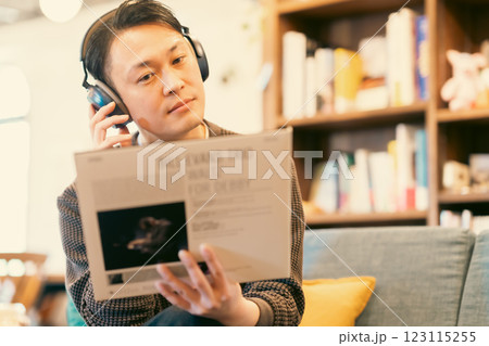 レコードをヘッドフォンで試し聞きするミドル男性 レコードをヘッドフォンで試し聞きするミドル男性 123115255
