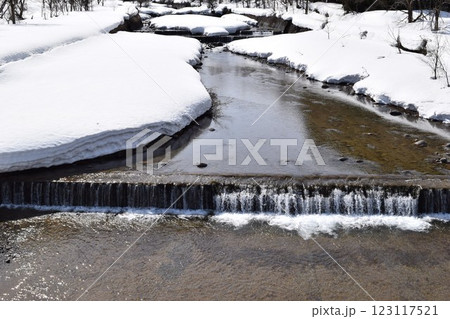 雪溶け風景 山形県庄内 雪溶け風景 山形県庄内 123117521