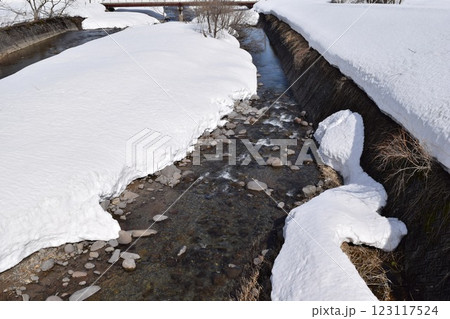 雪溶け風景 山形県庄内 123117524