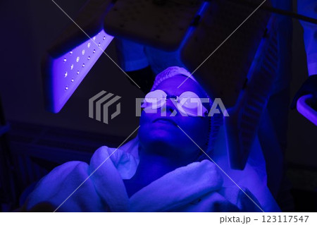 Relaxing facial treatment with blue light therapy in a spa setting 123117547