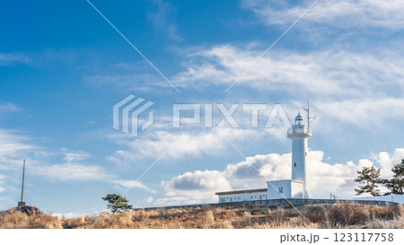 「青森県」種差海岸に佇む美しい白亜の鮫角灯台　八戸市 123117758