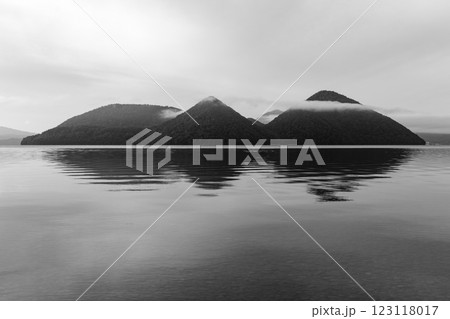 洞爺湖に映る雲に覆われた山 123118017