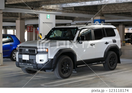 高級SUV車両 123118174