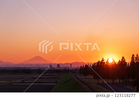 「埼玉県」荒川河川敷から望む夕景の富士山　さいたま市 123118277