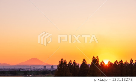 「埼玉県」荒川河川敷から望む夕景の富士山　さいたま市 123118278
