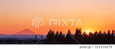 「埼玉県」荒川河川敷から望む夕景の富士山　さいたま市 123118279