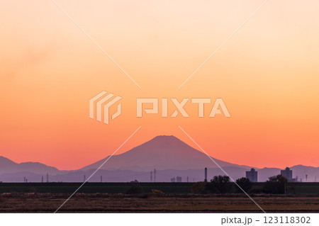 「埼玉県」荒川河川敷から望む夕景の富士山　さいたま市 123118302