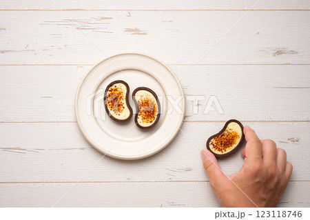 美味しいタルトを食べる 美味しいタルトを食べる 123118746