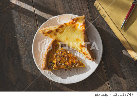 テラスで食べる美味しいパン 123118747