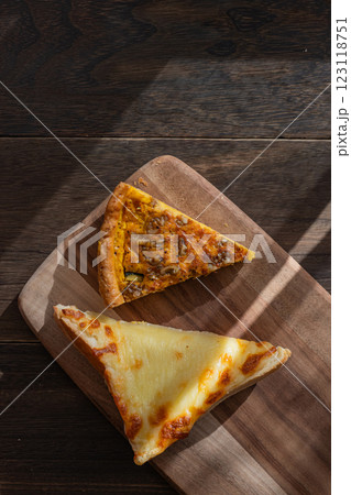 テラスで食べる美味しいパン 123118751