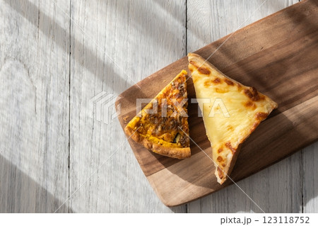 テラスで食べる美味しいパン 123118752